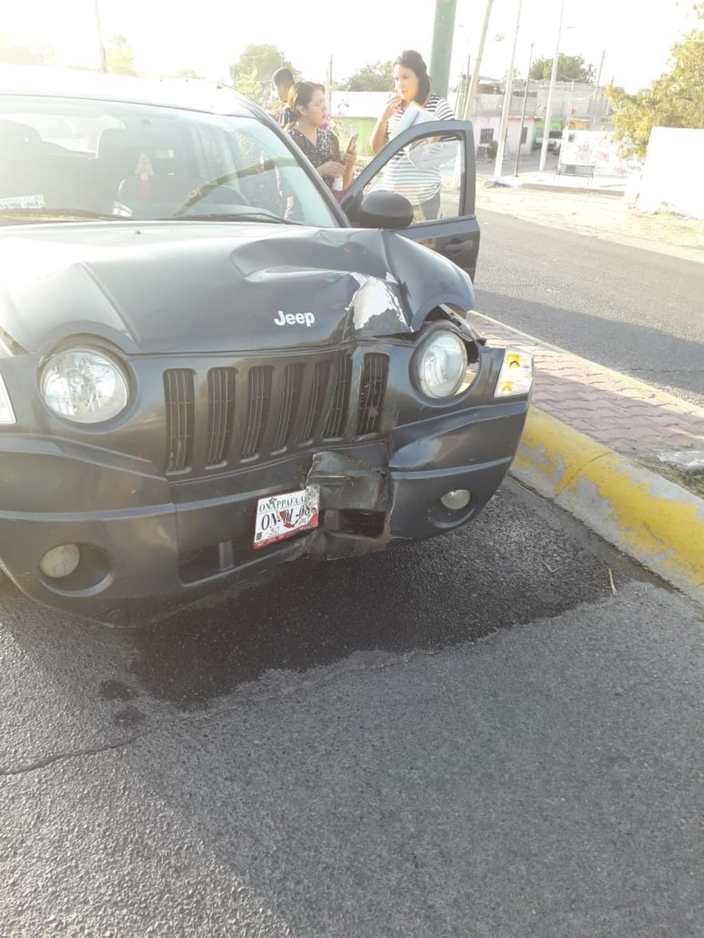 El vehículo involucrado sufrió daños materiales de consideración en su parte frontal izquierda, según reportaron las autoridades. (EL SIGLO DE TORREÓN)