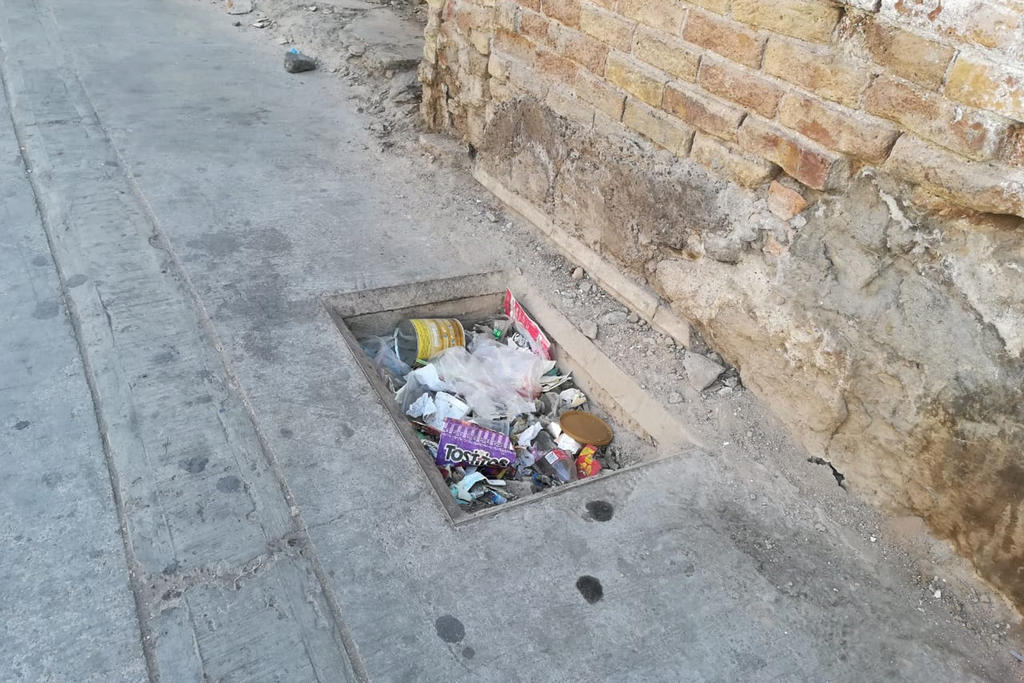 Los ciudadanos han estado usando para tirar basura, como si el registro fuera un basurero para la zona. (EL SIGLO DE TORREÓN)