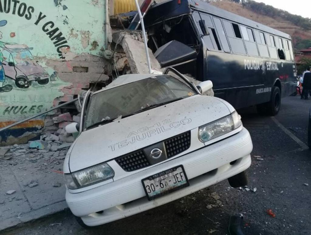 Un camión en el que viajaba personal de la banda de Guerra de la Secretaría de Seguridad tuvo un accidente en la entrada al municipio de Tejupilco, Estado de México, hasta el momento el reporte oficial es de dos elementos fallecidos y 11 lesionados. (TWITTER)