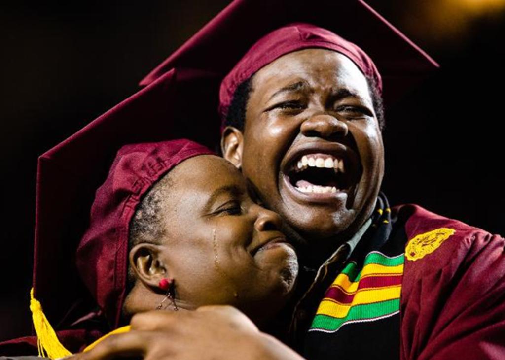 La madre no fue a su propia ceremonia de graduación para poder ir a la de su hijo. (INTERNET)