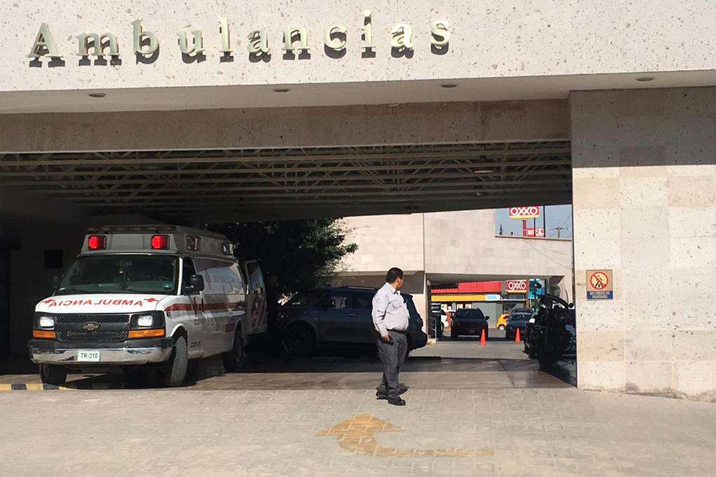 Los agentes fueron trasladados en una ambulancia de la Cruz Roja a un hospital privado de la ciudad de Torreón para su atención. (EL SIGLO DE TORREÓN)