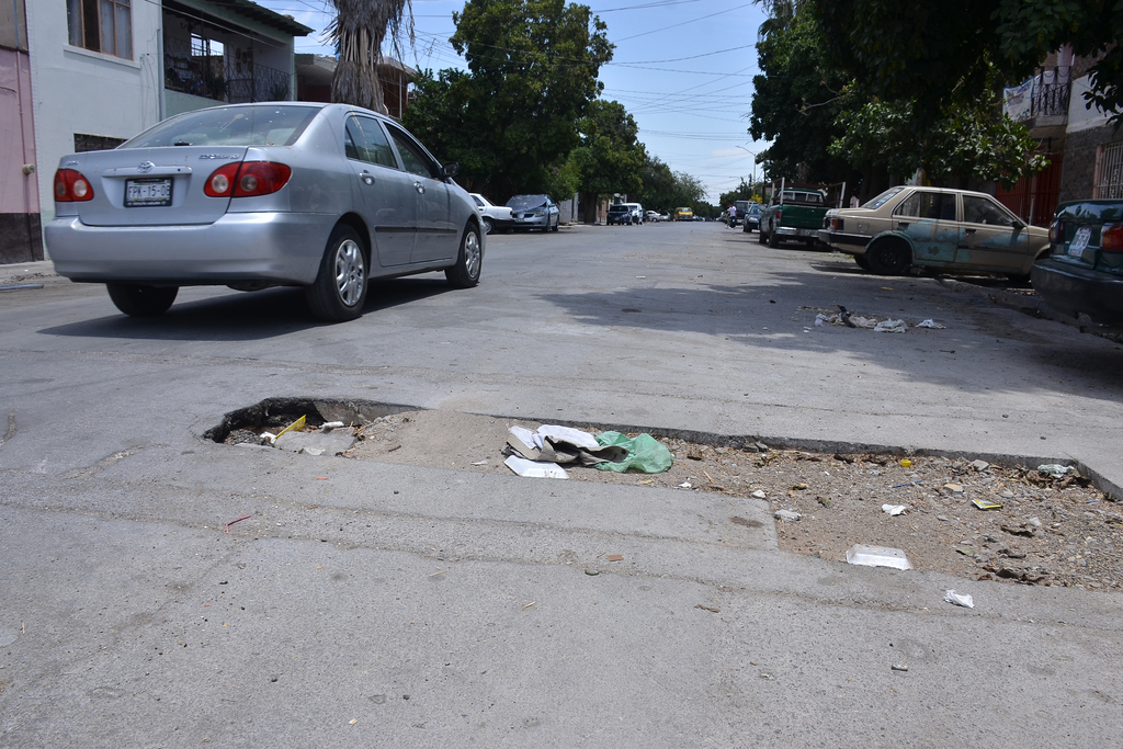 La persona afectada tiene que especificar la ubicación del lugar donde su vehículo sufrió el daño para que pueda aplicar el programa de pago de daños ocasionados por alcantarillas destapadas o zanjas abiertas en la ciudad de Torreón. (FERNANDO COMPEÁN)