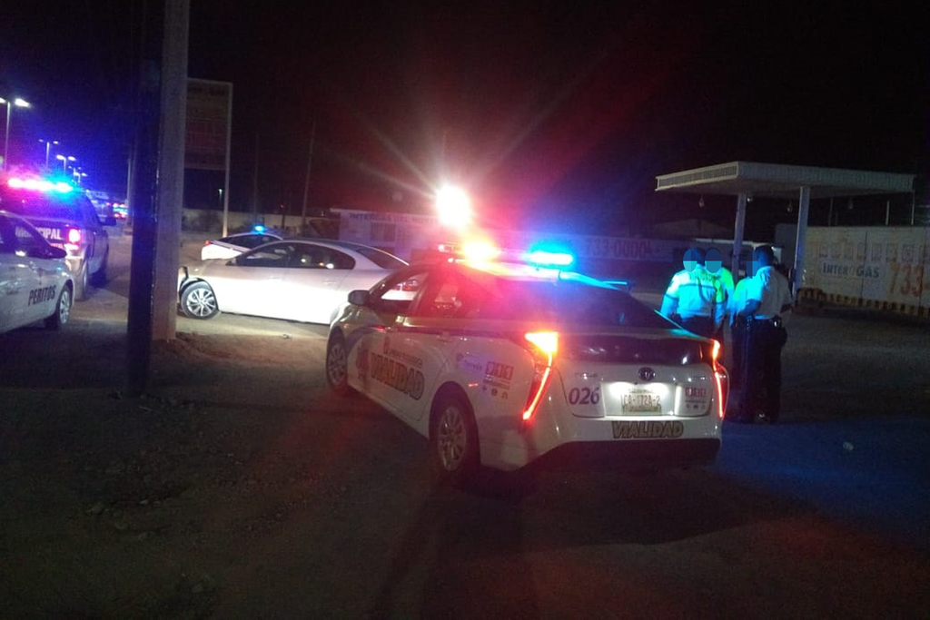 Tras una persecución, un conductor impactó su vehículo contra una patrulla de la Dirección de Seguridad Pública en la colonia Exhacienda Antigua Los Ángeles ciudad de Torreón. (EL SIGLO DE TORREÓN)