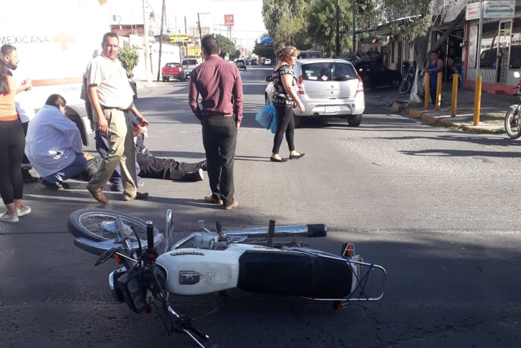 El conductor de la motocicleta que resultó lesionado, fue auxiliado por paramédicos de Cruz Roja en el lugar del percance. (EL SIGLO DE TORREÓN)