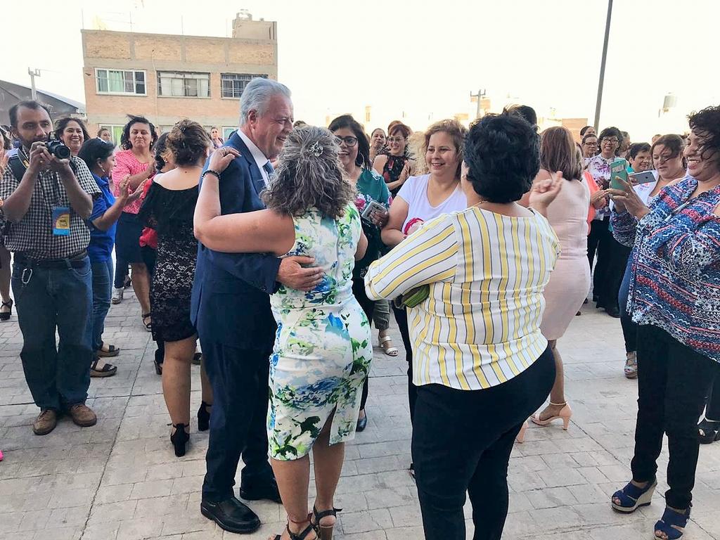 El alcalde de Torreón, Jorge Zermeño, celebró esta mañana a las trabajadoras del Ayuntamiento que son madres de familia. (EL SIGLO DE TORREÓN)