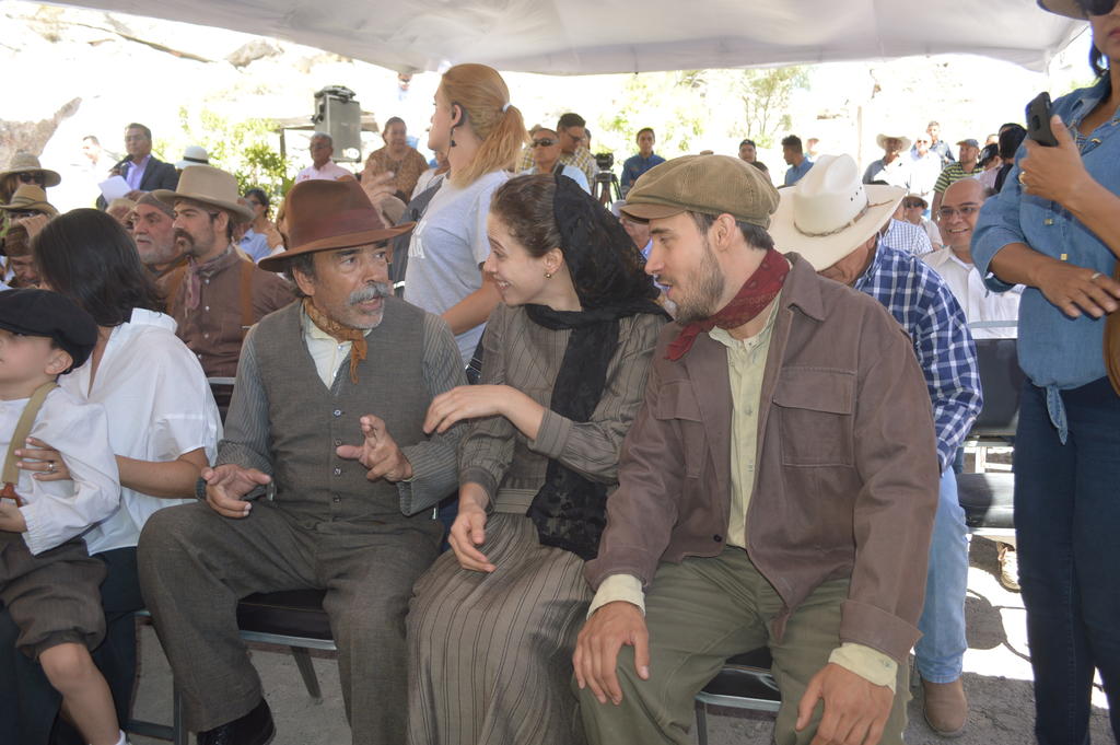 Parte del elenco estuvo presente en el claquetazo, destacando entre los actores, Damían Alcázar y Édgar Vivar. (EL SIGLO DE TORREÓN)