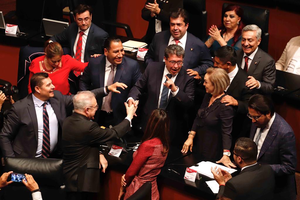 Senadores de Morena celebran la aprobación en lo general de la reforma educativa. (EL UNIVERSAL)