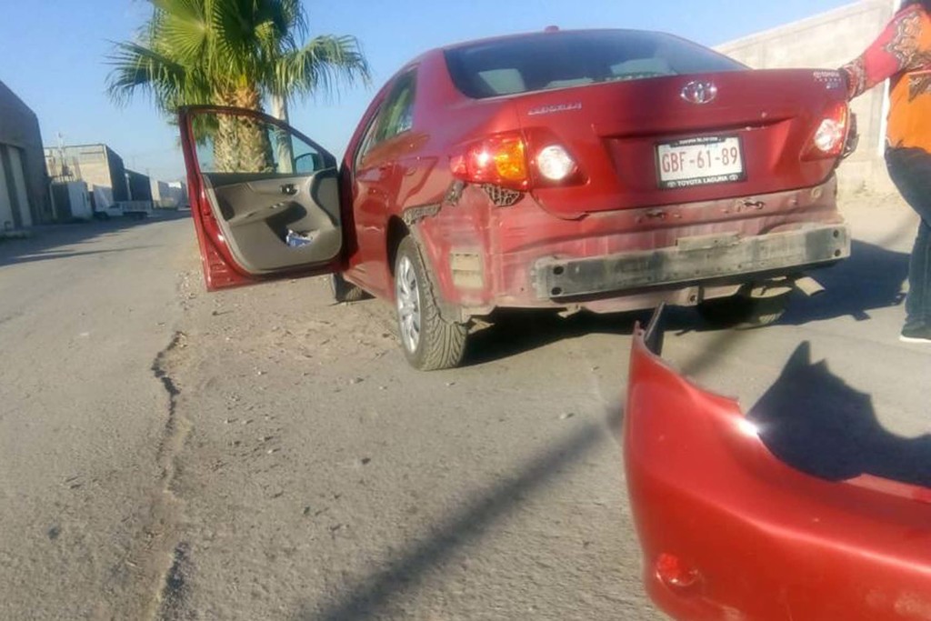 Un tráiler impactó a dos vehículos particulares en Torreón. (EL SIGLO DE TORREÓN)