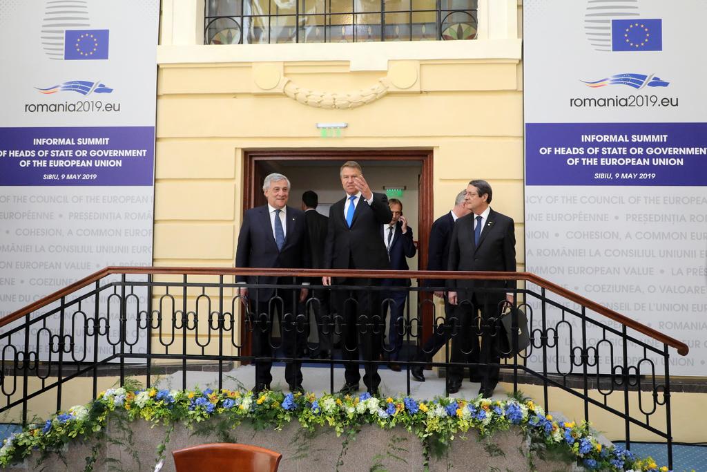 El presidente del Parlamento Europeo, Antonio Tajani (i), conversa con los presidentes de Rumanía, Klaus Iohannis (c), y de Chipre, Nikos Anastasiades (d), durante la cumbre informal de la Unión Europea (UE), celebrada este jueves en Sibiu (Rumanía). (EFE)