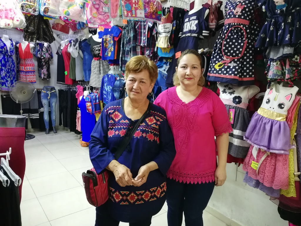 Olivia, junto a su hija Blanca, atienden personalmente su tienda para continuar con la tradición familiar de ser comerciantes.