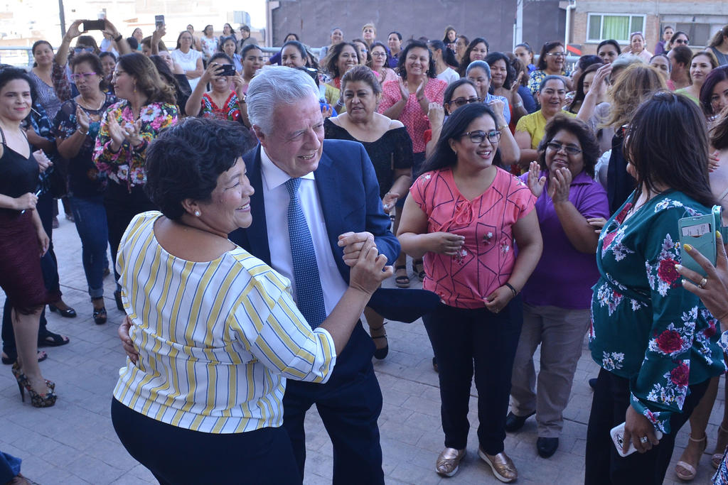 El alcalde Jorge Zermeño se puso a bailar con las festejadas algunas melodías. (FERNANDO COMPEÁN)