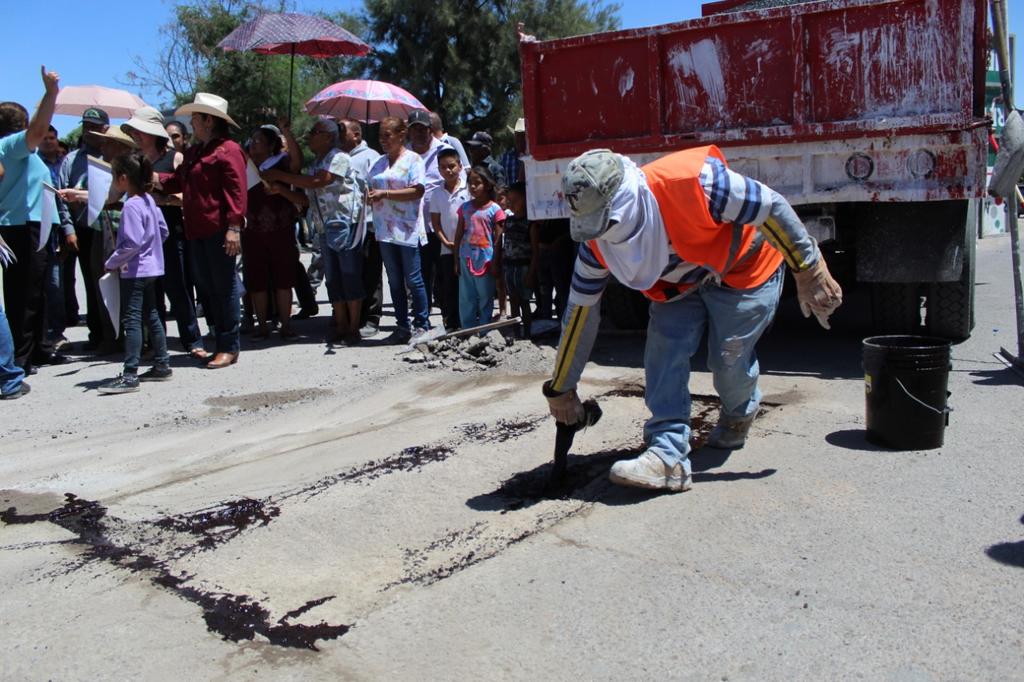 Con una inversión superior a los tres millones de pesos, iniciaron las obras de bacheo rural en la comunidad de San Esteban en el municipio de San Pedro. (EL SIGLO DE TORREÓN)