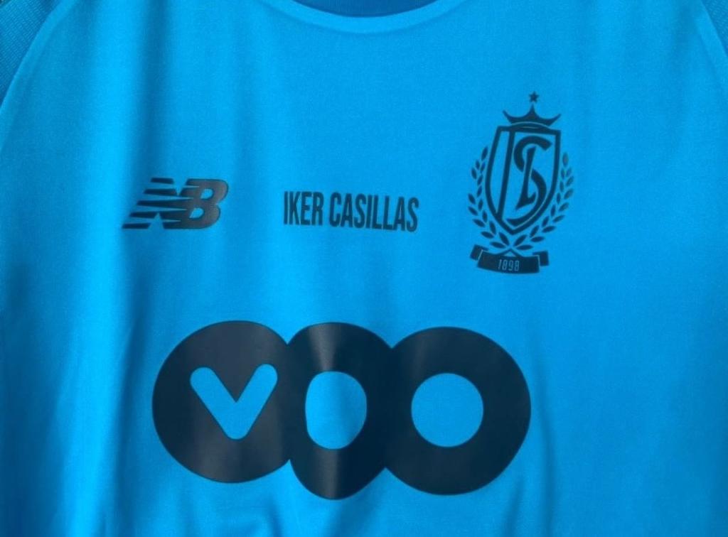 El portero mexicano portó este jersey en homenaje a Iker Casillas, quien sufrió un infarto en un entrenamiento con el Porto. (ESPECIAL)