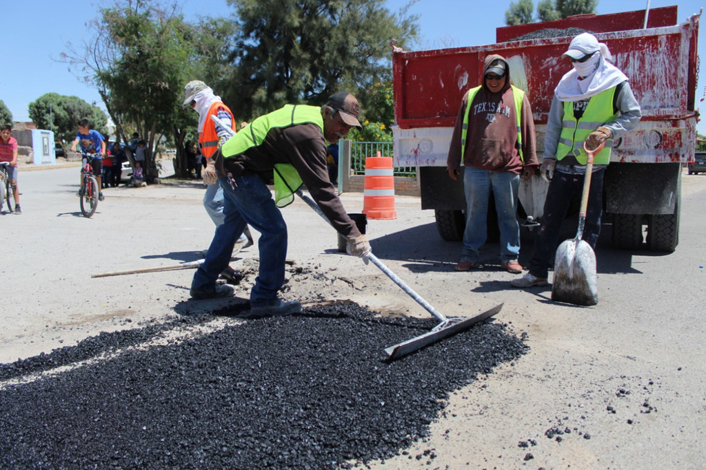 Iniciaron las obras de bacheo rural para mejorar carreteras y caminos en las diferentes comunidades del municipio de San Pedro.