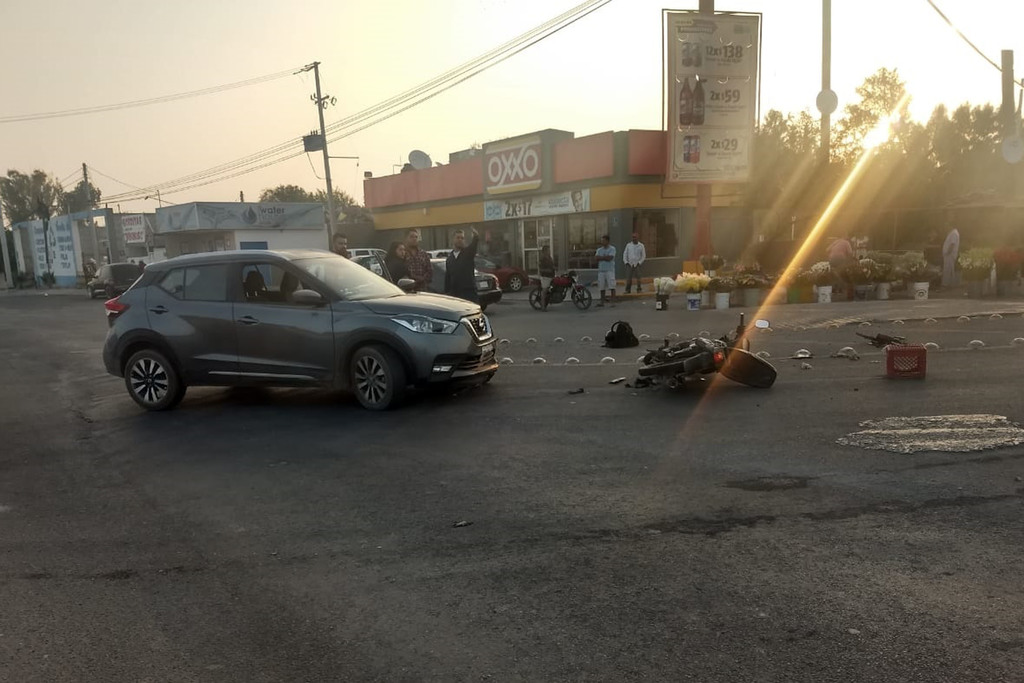 Sobre la carretera quedaron escombros de los dos vehículos participantes; paramédicos de Cruz Roja trasladaron al lesionado.
