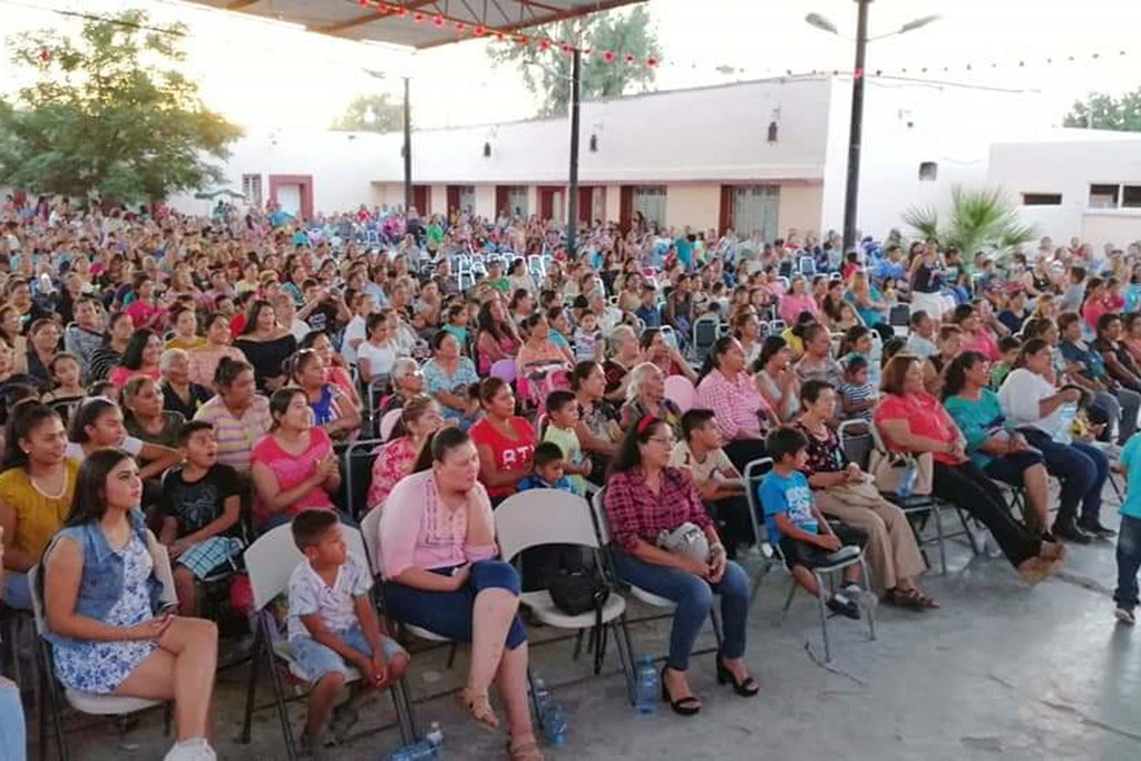 Ayuntamiento de Viesca, celebró a las madres por su día con un gran espectáculo.