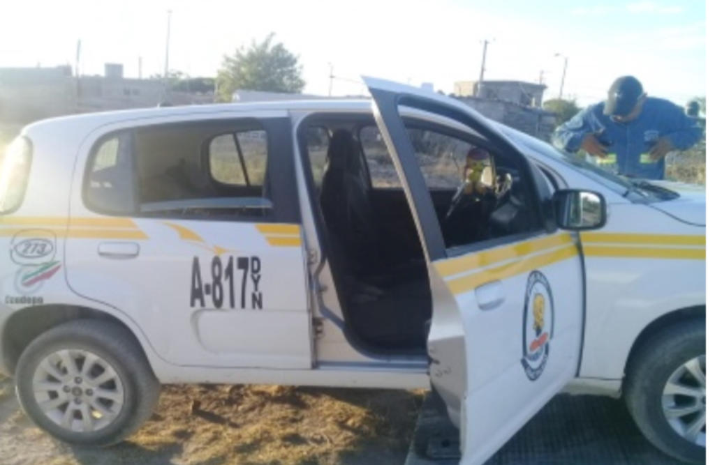 El vehículo encontrado es un taxi de la marca Fiat, de la línea Uno, color blanco con franjas amarillas, número económico 273, con placas de circulación A-817-DYN del estado de Durango, de la base Piolín. (EL SIGLO DE TORREÓN)
