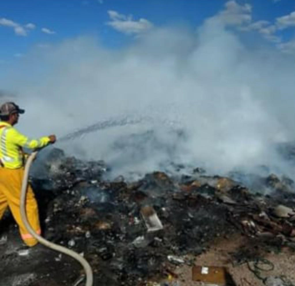 Personal del Cuerpo de Bomberos y Protección Civil de Cuencamé, lograron controlar y sofocar el incendio en el relleno sanitario de dicha entidad, el cual inició desde el pasado viernes. (ARCHIVO)