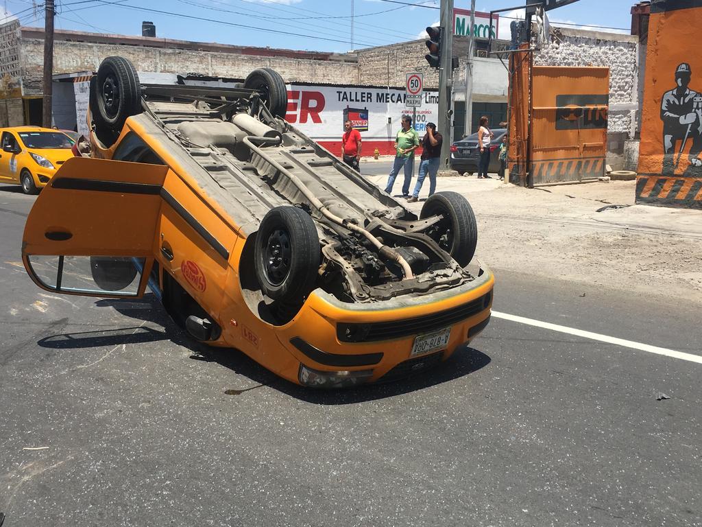 Taxi termina volcado tras chocar en la zona centro de Torreón