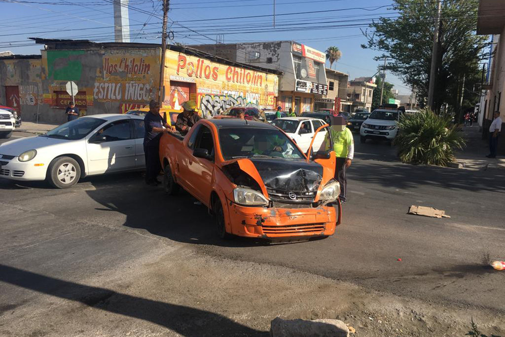 El accidente ocurrió en el cruce de la calle Mariano López Ortiz y la avenida Presidente Carranza de Torreón. (EL SIGLO DE TORREÓN)