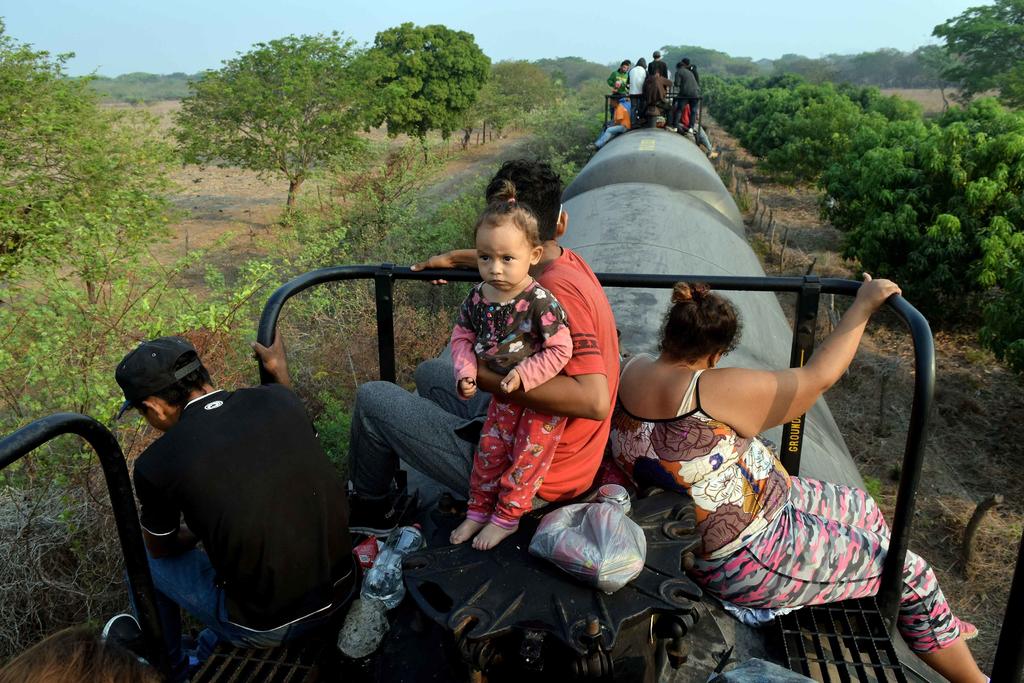 Un drama. Familias de centroamericanos se montan en La Bestia, para avanzar de Chiapas a Oaxaca. Estas escenas no se veían desde 2014, cuando el gobierno inició el Programa Frontera Sur para controlar el flujo migratorio hacia Estados Unidos.