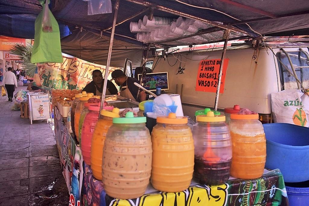 Los múltiples sabores de las aguas frescas de la Treviño e Hidalgo le dan color al centro de la ciudad de Torreón. (FERNANDO GONZÁLEZ)