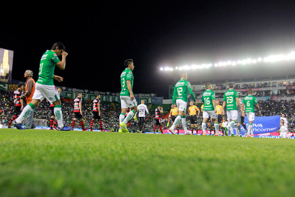 Ayer sábado, durante la victoria del León 2-1 sobre Tijuana, algunos seguidores de los Panzas Verdes intercambiaron empujones, golpes y cinturonazos en las gradas de la Zona A del inmueble. (JAM MEDIA) 
