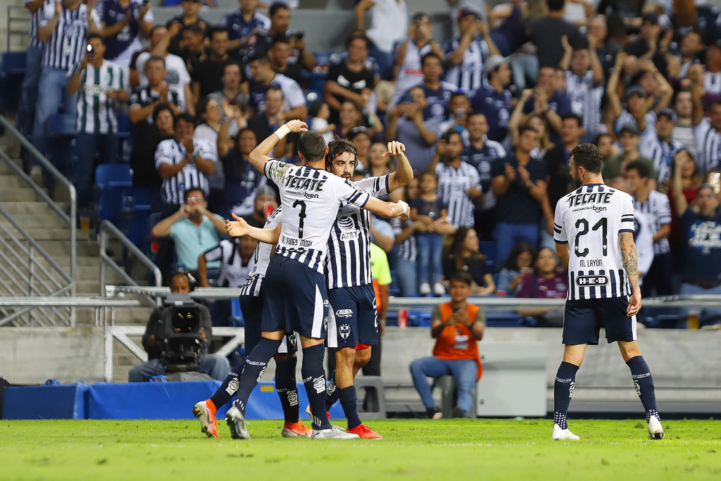 Rodolfo Pizarro (frente) festeja junto a Rogelio Funes Mori (7) tras anotar el único gol del partido que clasificó a Rayados a semifinales. (JAM MEDIA)