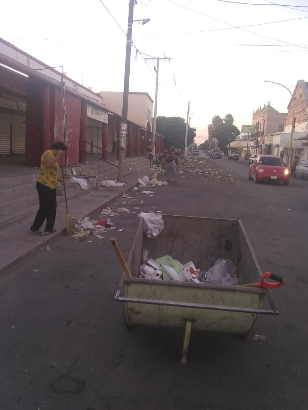 Más de seis toneladas de basura quedaron a las afueras del mercado Benito Juárez, luego de las ventas del pasado 10 de mayo. (EL SIGLO DE TORREÓN)