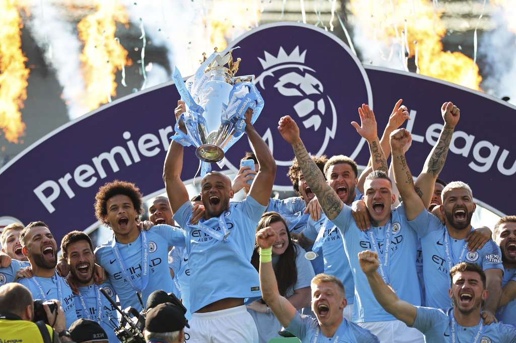 Los jugadores del Manchester City festejan con el trofeo de campeones tras golear al Brighton 4-1 en calidad de visitante y sumar 98 puntos durante la temporada de Premier League. (AP)