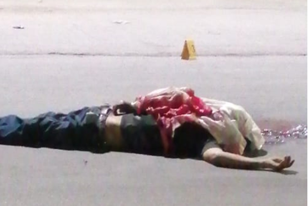 La víctima terminó tendida en el pavimento sobre la carretera a Mieleras a unos metros del bulevar Laguna Sur, frente al ejido Los Arenales de la ciudad de Torreón. (EL SIGLO DE TORREÓN)