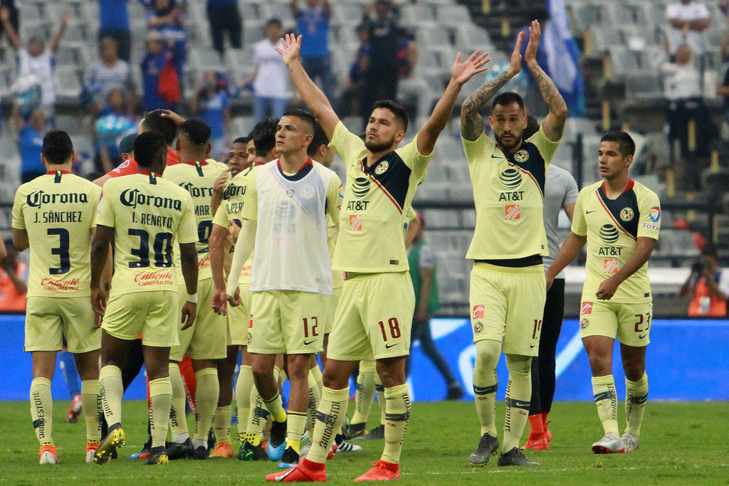 Los jugadores del América agradecen a su afición el apoyo tras conseguir el boleto a las semifinales del torneo Clausura 2019. (EFE)