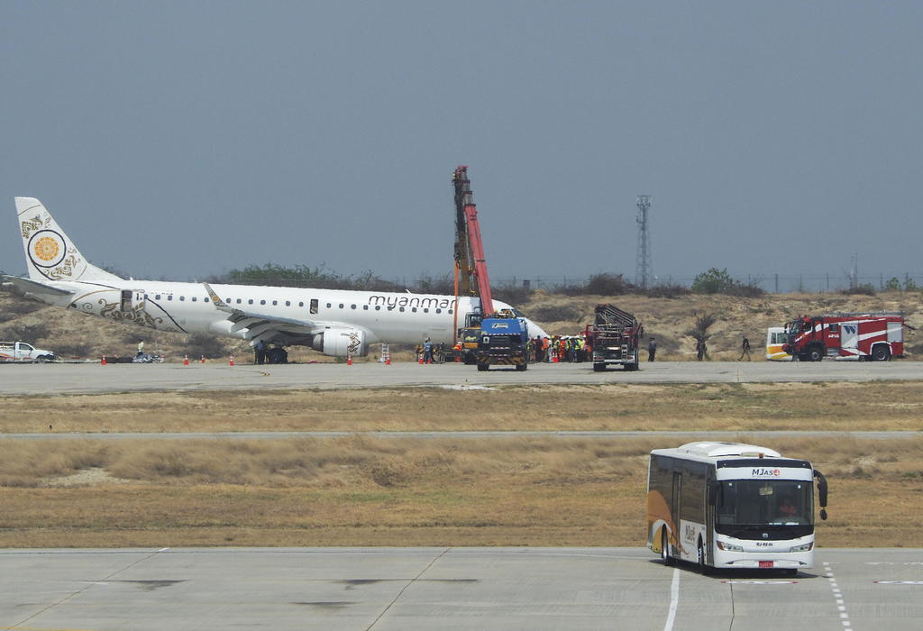 Un avión tuvo que aterrizar de emergencia en el aeropuerto de Mandalay tras una falla en el tren de las ruedas delanteras. (EFE)