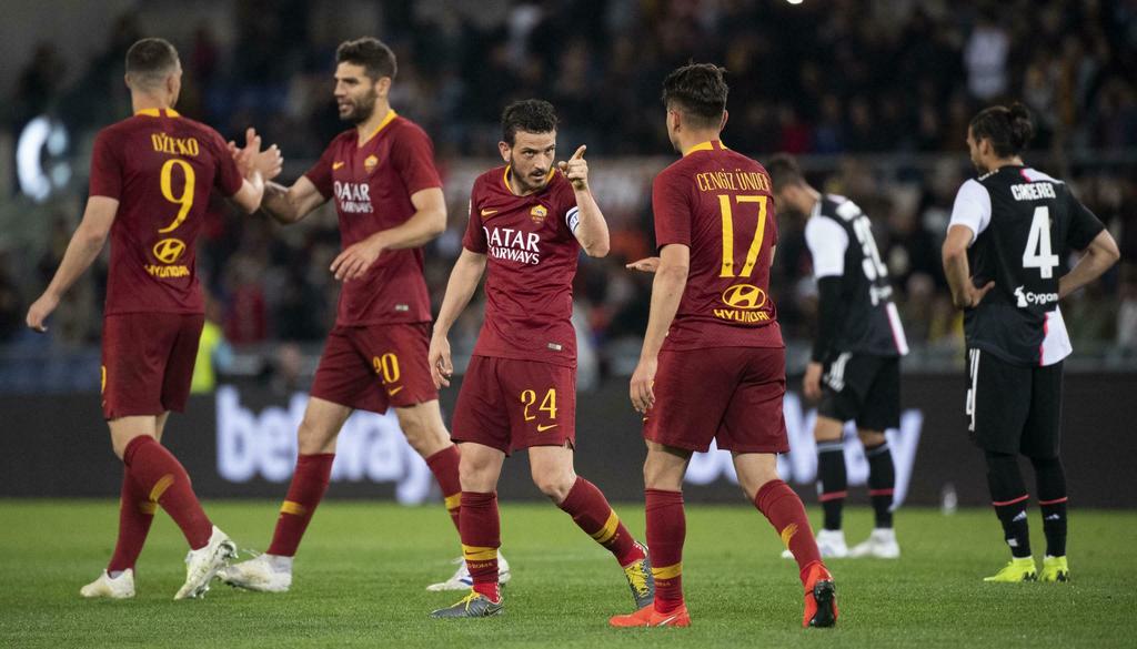 Alessandro Florenzi (2d) festeja con sus compañeros un gol en la victoria de la Roma ante la Juventus en la Serie A. (EFE)