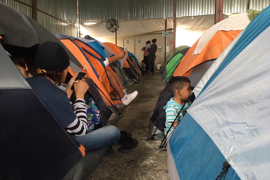 En San Diego se tramitan hasta 80 solicitudes diarias de asilo, pero la cola más larga, que es la de Tijuana, alcanza hasta cuatro mil 800 personas. (NOTIMEX)