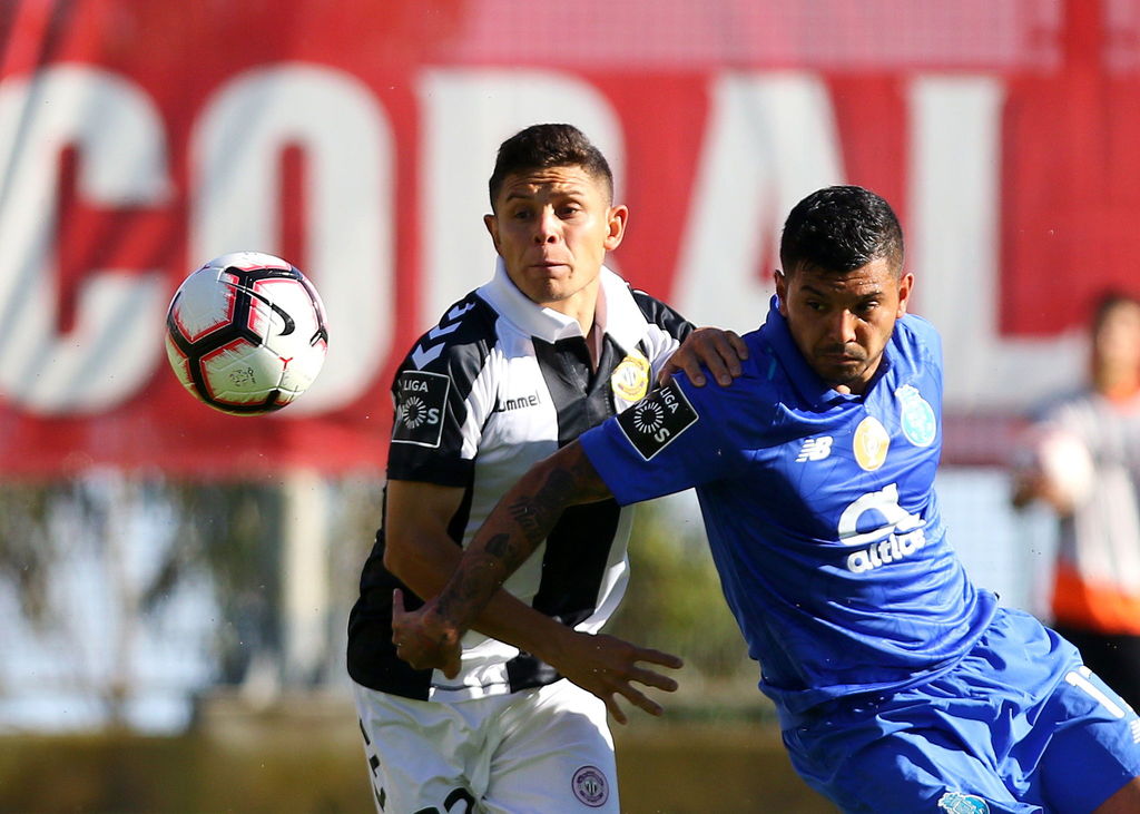 Jesús Manuel Corona (d) anotó el tercer gol del Porto ante Nacional. (EFE)