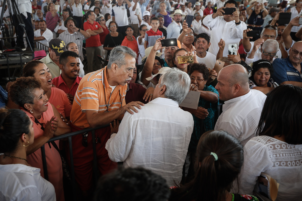 El presidente Andrés Manuel López Obrador encabezó la entrega de Programas Integrales de Bienestar en Puerto Vallarta. (NOTIMEX)