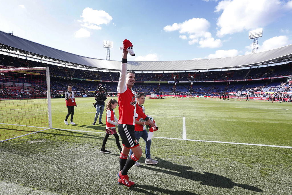 Recibió este domingo un emotivo homenaje en el estadio del Feyenoord al jugar su último partido como futbolista profesional.