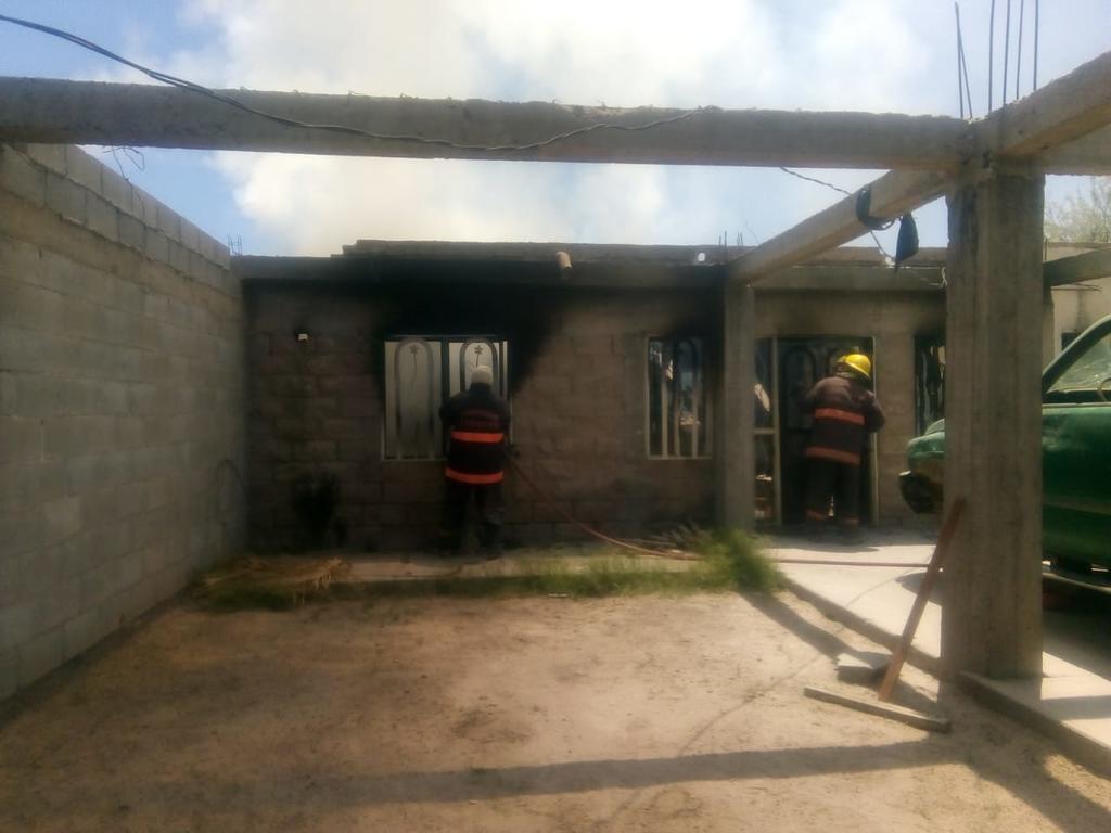 Un incendio registrado al medio día de este lunes en el ejido Albia de la ciudad de Torreón, consumió los objetos de valor de cuatro recámaras de un domicilio. (EL SIGLO DE TORREÓN)