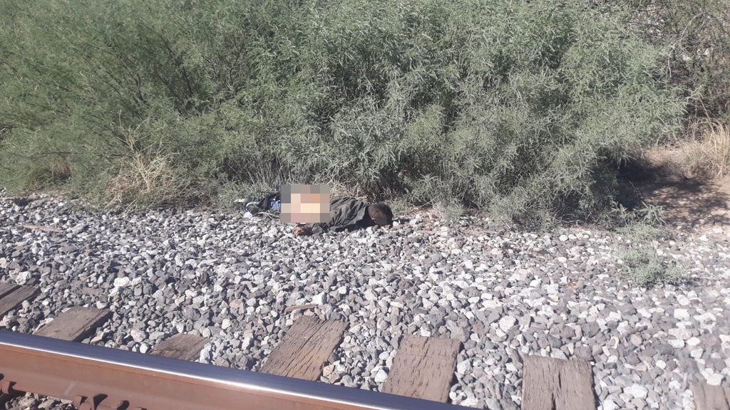El cuerpo fue localizado por personal de vigilancia de la empresa ferroviaria al lado de las vías del ten en las inmediaciones del ejido Jalisco de la ciudad de Torreón. (EL SIGLO DE TORREÓN)
