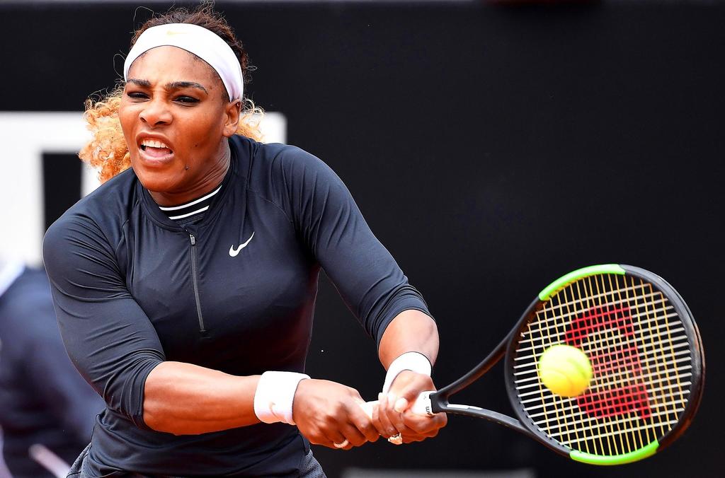 Serena Williams debutó este año en arcilla con un triunfo 6-4, 6-2 ante Rebecca Peterson. (EFE)