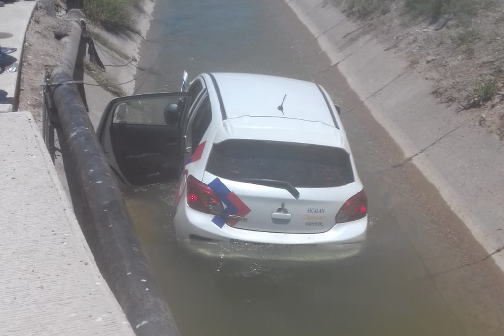 El vehículo con su conductor se precipitaron al interior del canal de riego Santa Rosa-Tlahualilo. (EL SIGLO DE TORREÓN)