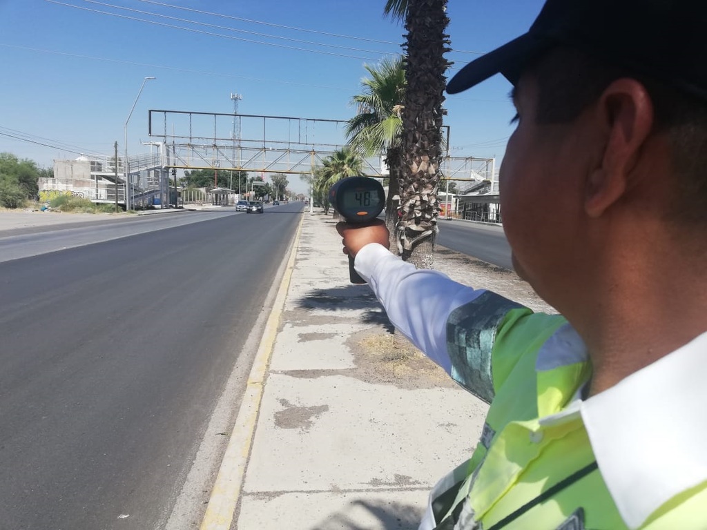 En la carretera Torreón-San Pedro se activó el operativo radar contra los vehículos que rebasan los límites de velocidad. (EL SIGLO DE TORREÓN)