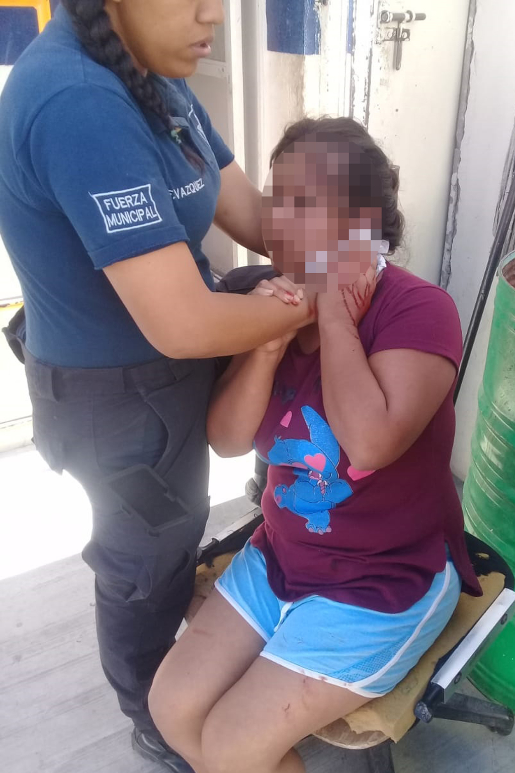 La mujer fue auxiliada por elementos de la DSPM de Lerdo y posteriormente trasladada a Cruz Roja y clínica 46 del IMSS. (EL SIGLO DE TORREÓN)