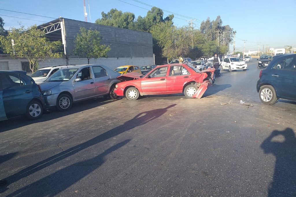 El accidente con cuatro vehículos involucrados se registró la mañana de este lunes en el periférico de Torreón. (EL SIGLO DE TORREÓN)
