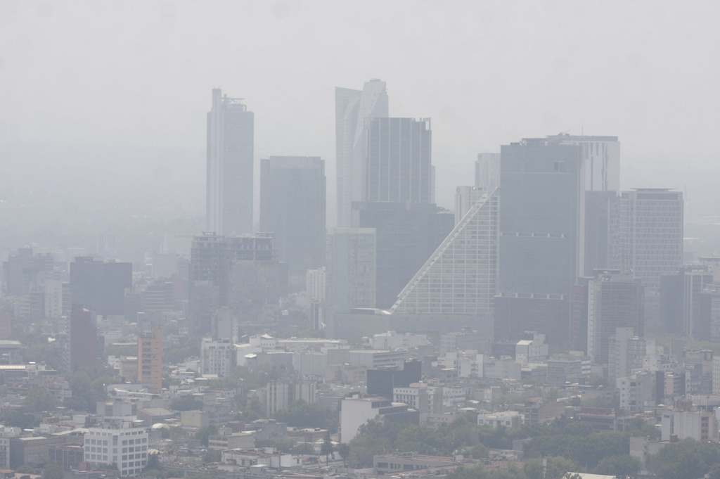 La calidad del aire pasó de 'mala' a 'muy mala' en el Valle de México, luego de que la tarde de ayer el umbral de contingencia ambiental superara los 150 puntos. (NOTIMEX)