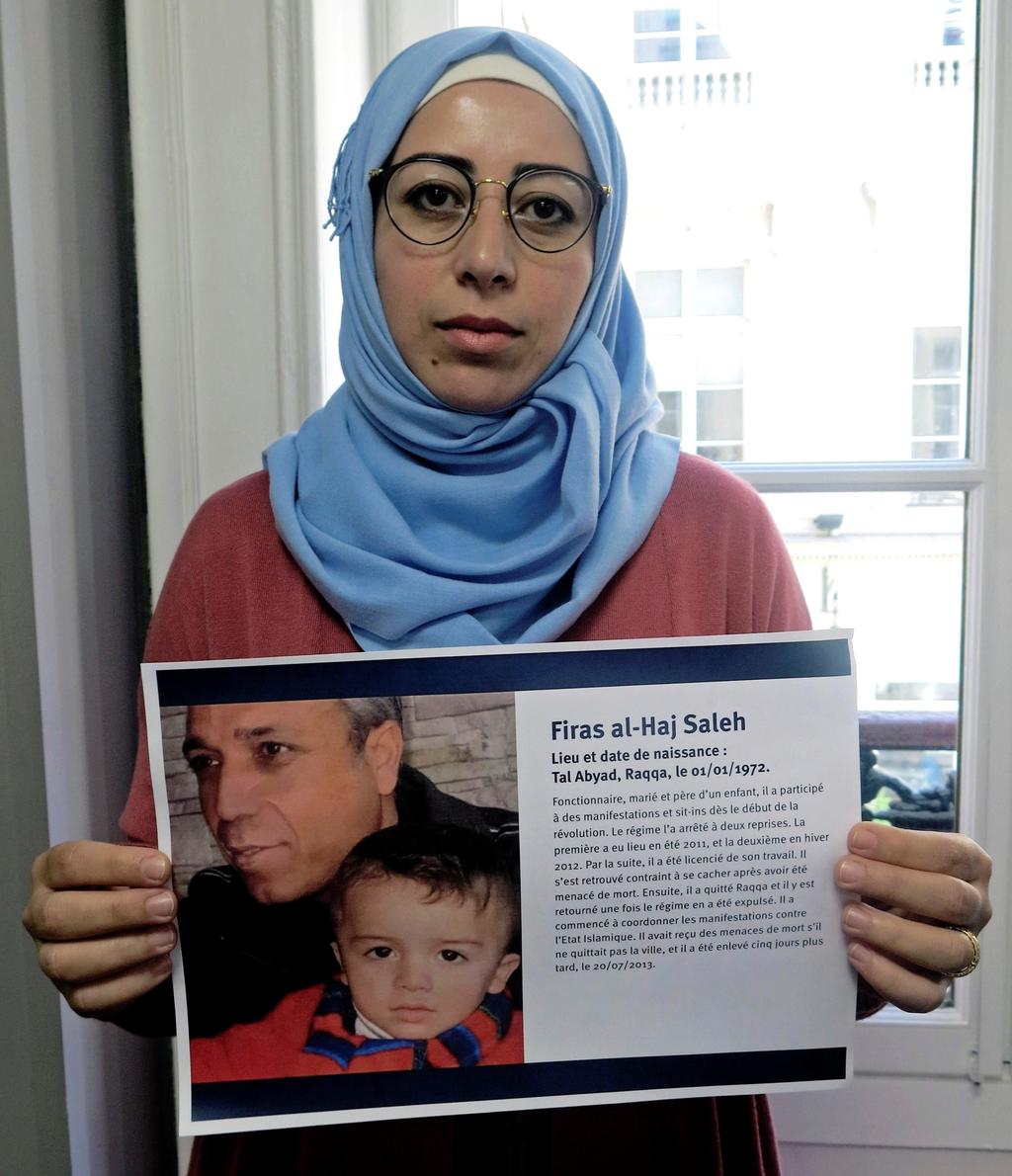 Hace seis años que Gadhir Nawfal no sabe del paradero de su esposo, Firas Al-Haj Salej, desaparecido en la ciudad de Raqqa, Siria. Nwafal, actualmente residente en Países Bajos, decidió unirse a la coalición de familiares de las víctimas del Estado Islámico (EI). (EFE)