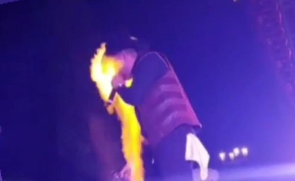 El cantante se encontraba en pleno show cuando una de las máquinas de efectos especiales soltó una llama justo en su rostro. (ESPECIAL)
