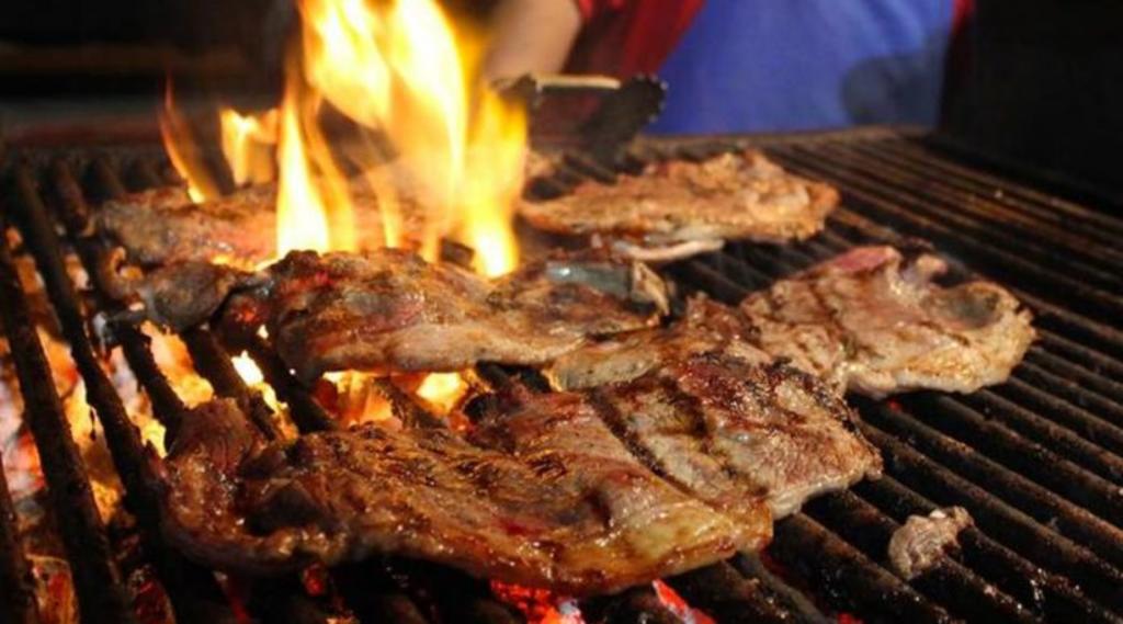 Hay varios estudios que sustentan que la carne asada emite más gases tóxicos que un auto. (ARCHIVO)