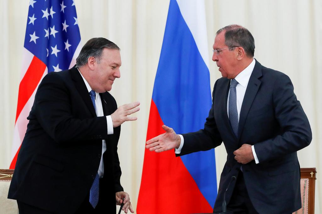 Mike Pompeo y Serguéi Lavrov acordaron ayer normalizar las relaciones entre EUA y Rusia, pero al repasar los principales conflictos mundiales, no pudieron llegar a un acuerdo. (EFE)